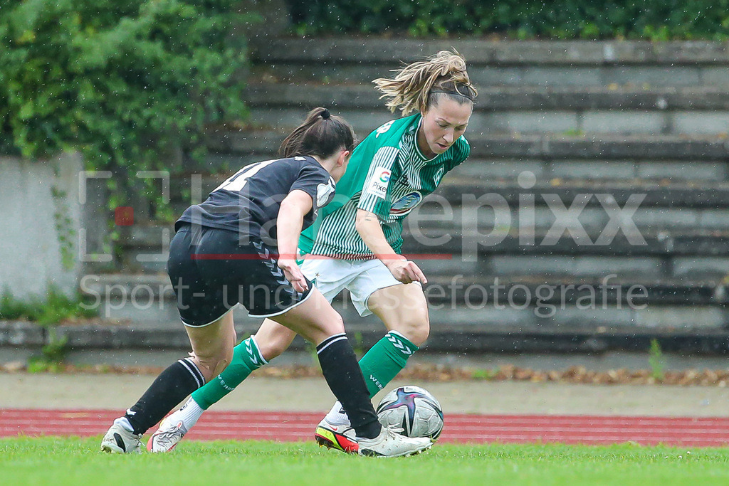 Fussball, Testspiel Frauen, SV Henstedt-Ulzburg - SV Werder Bremen | v.li.: Michelle Hille (SV Henstedt-Ulzburg, 11) und Lisa Josten (SV Werder Bremen, 7) im Zweikampf, Duell, Dynamik, Aktion, Action