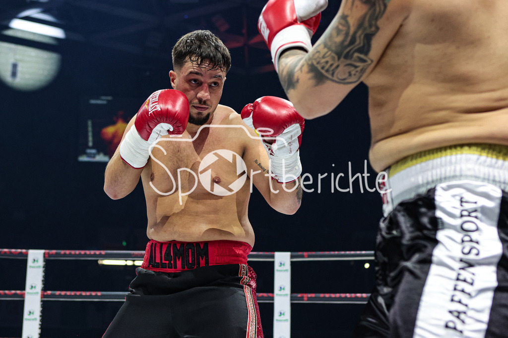 Profi - Box - Gala / Main Event | James KRAFT (rote Hose) in seinem Kampf gegen Vaclav TOJACEK (schwarze Hose)