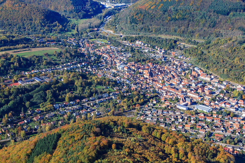 Luftbild: Südring in Annweiler am Trifels im Bundesland Rheinland-Pfalz in Deutschland. Foto: IMG_34622.jpg vom 26.10.2010 durch Werner Riehm/FLY-FOTO.deAuflösung des Originals: 4752 x 3168 px