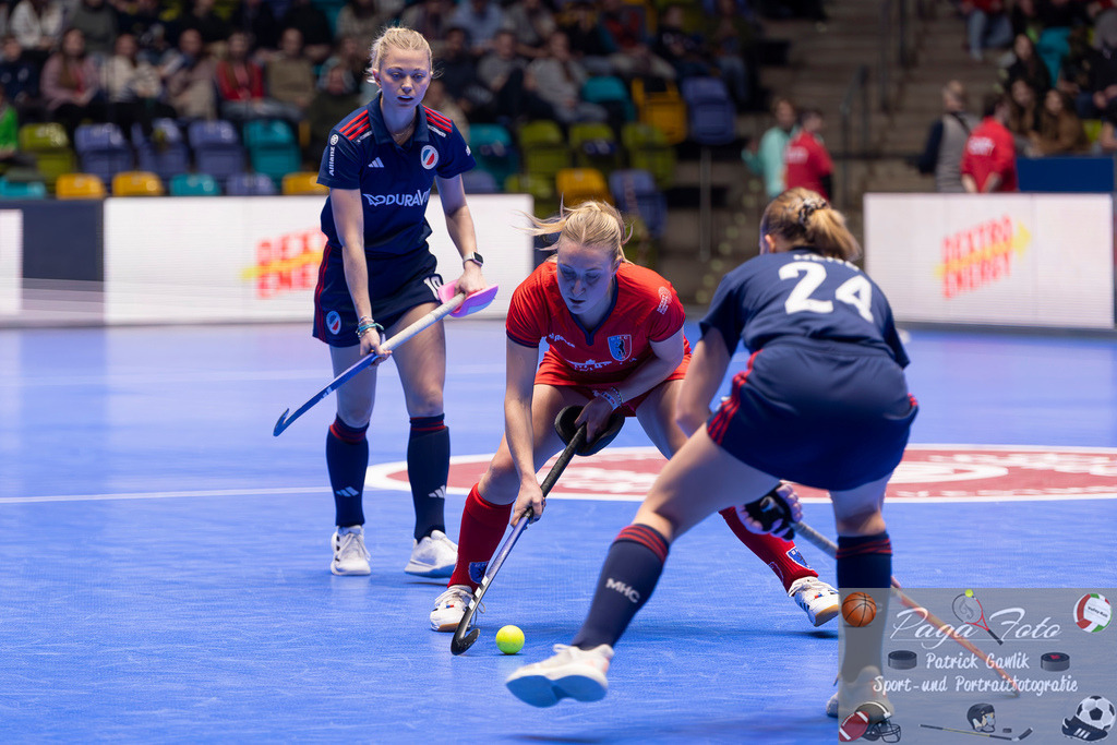 Volvo E.R.B. Final 4 Finale Frauen: Berliner HC - Mannheimer HC, 26.01.2025 | Benedetta Marie Wenzel (Berliner HC #21) &amp; Linda Bens (Mannheimer HC #24) im Zweikampf um den Ball, Berliner HC - Mannheimer HC, Frankfurt, Süwag Arena, 26.1.2025 - Realisiert mit Pictrs.com
