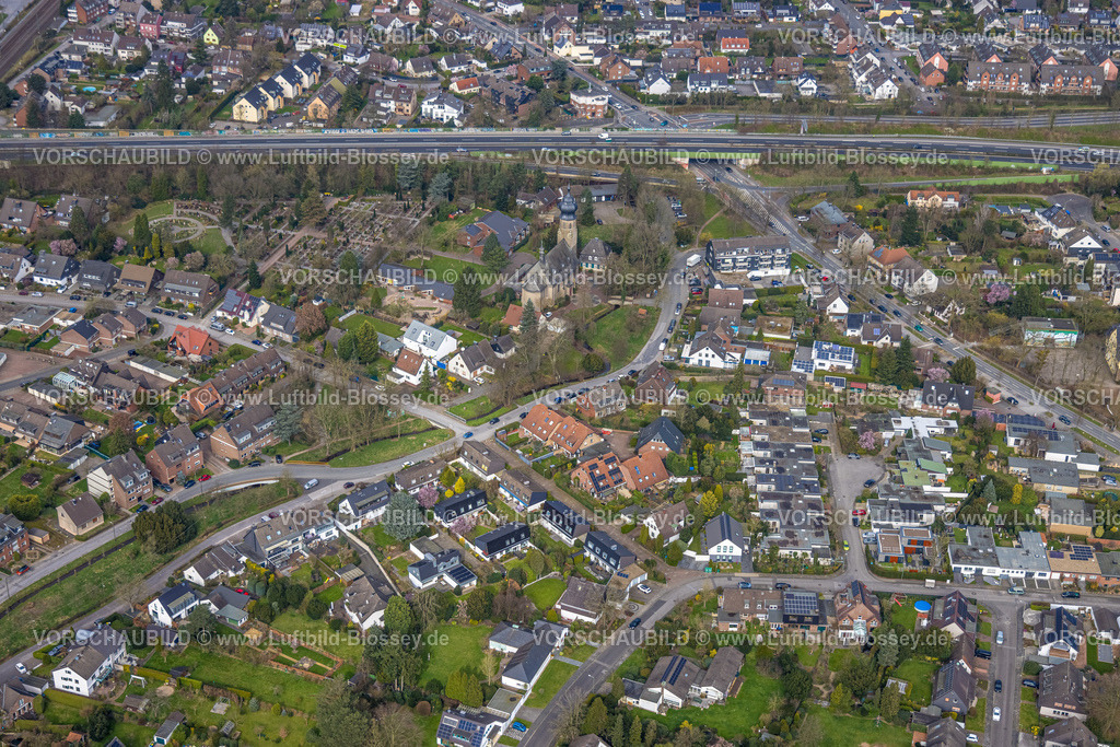 Duisburg240302484 | Luftbild, Friedhof an St. Hubertus, Urnengräber im Kreis angeordnet, Sankt Hubertus Kirche und Pfarrheim, katholischer Kindergarten Sankt Hubertus, Am Rahmer Bach, BAB Autobahn A524 und Wohngebiet Rahm, Rahm, Duisburg, Ruhrgebiet, Nordrhein-Westfalen, Deutschland, Duisburg-S