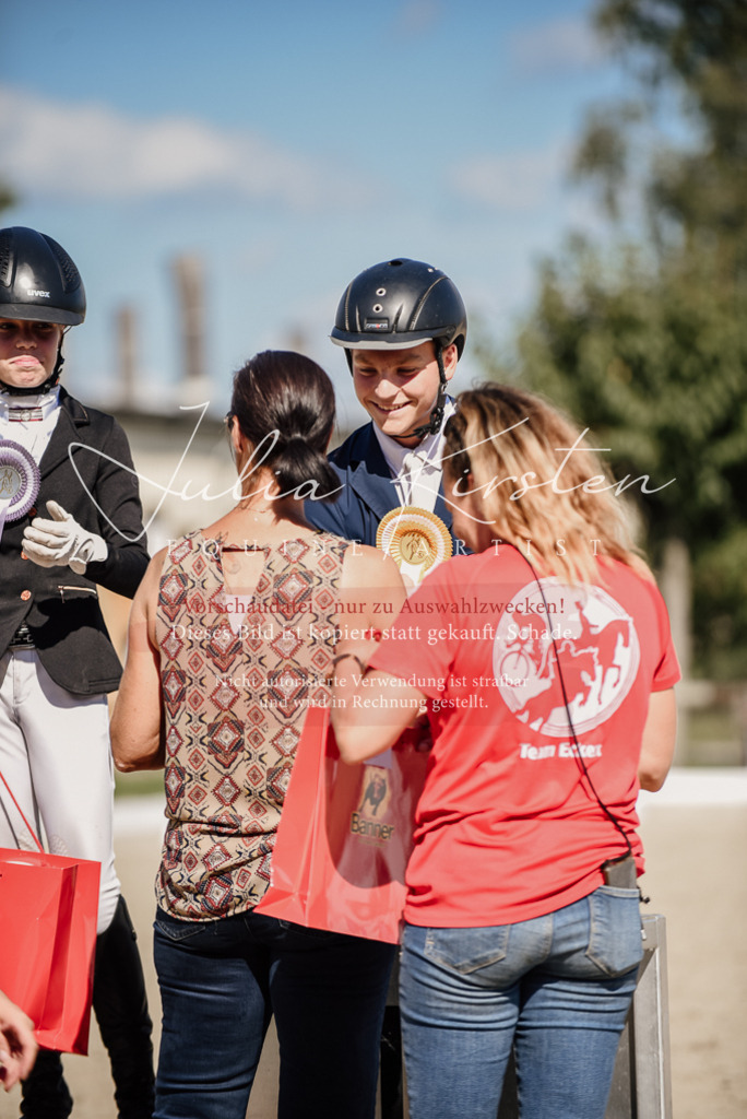 DSC_9831 | Pferde- und Turnierfotografie in Westsachsen. Pferdeportraits, Auftragszeichnungen und intuitive Kunst.