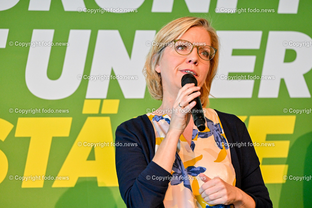 Landesversammlung der Gruenen Ooe 2023_ Zukunft ist unsere Staerke_ 21.10.2023-24 | 21.10.2023, Lentos Linz, AUT, Landesversammlung der Gruenen Ooe 2023, Zukunft ist unsere Staerke, im Bild BMin Leonore Gewessler (Die Gruenen, Klimaschutz, Umwelt, Energie, Mobilitaet, Innovation und Technologie)
