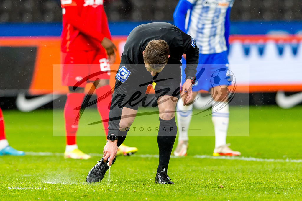 BSCRBL20220220_187 | Fussball, Herren: Schiedsrichter Patrick Ittrich benutzt das Freistossspray bei dem Spiel der 1. Bundesliga zwischen Hertha BSC und RB Leipzig im Olypiastadion am 20.02.2022 in Berlin, Deutschland.DFB / DFL REGULATIONS PROHIBIT ANY USE OF PHOTOGRAPHS AS IMAGE SEQUENCES AND/OR QUASI-VIDEO. - Realisiert mit Pictrs.com