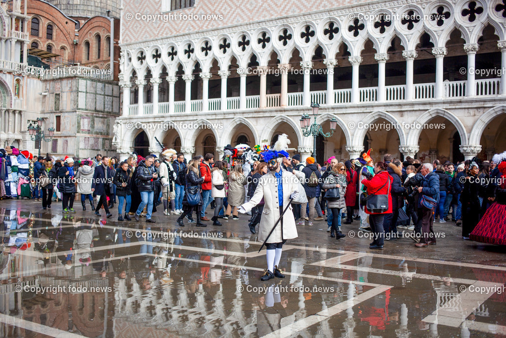 Venedig_ Stadtansichten_ Karneval_ 11.02.2024-16 | 11.02.2024, Italien, ITA, Venetien, Venedig, im Bild Venedig, Stadtansichten, Touristen, Reisefeature, Karneval, Reise, Venedig, Venezia, Venetien, Stadtansicht, Campanile, Canale Grande, Markusplatz, Markuskirche, Touristen, Gendel, Gondolere, Faehre, Motorboot, Wassertaxi, Vaporetto, Adria, Lagune, Pfahlbauten, Bruecke, Rialtobruecke, La Gondola, Dogenpalast, Italien, Hochwasser, Creativ, Kreativ