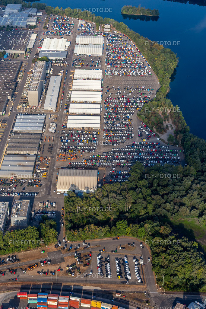 geparkte Neu-LKW im Werk Wörth  der Daimler Truck AG, Mercedes-Benz https://www.daimlertruck.com | Luftbild: geparkte Neu-LKW im Werk Wörth  der Daimler Truck AG, Mercedes-Benz https://www.daimlertruck.com im Ortsteil Maximiliansau in Wörth im Bundesland Rheinland-Pfalz in Deutschland. Foto: IMG_134204.jpg vom 26.08.2022 durch ©2025 Werner Riehm fly-foto.de/copyright - Realisiert mit Pictrs.com