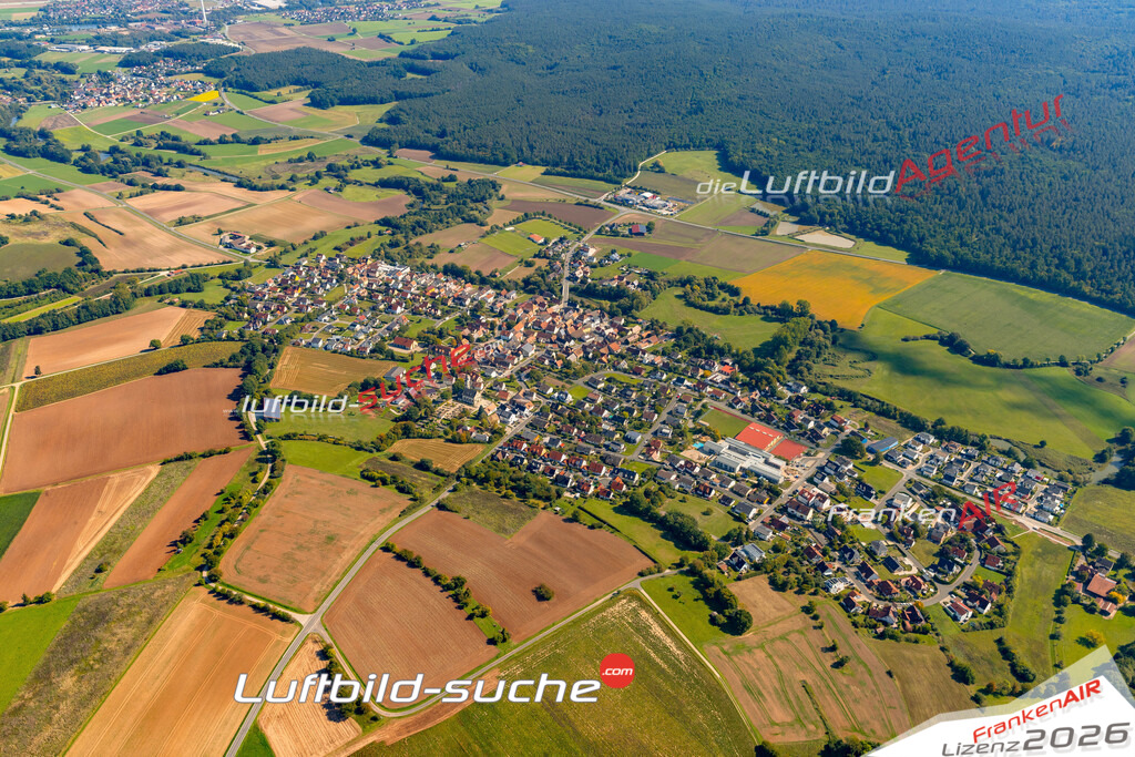Luftaufnahme von Hallerndorf - Die Luftaufnahme wurde 2025 vom UL-Flugzeug heraus erstellt ( keine Drohne ) - Hochauflösende Luftaufnahme - für professionelle Ausdrucke geeignet. Die Geschenkidee !Mit Lizenz und Bildrechte bestellbar