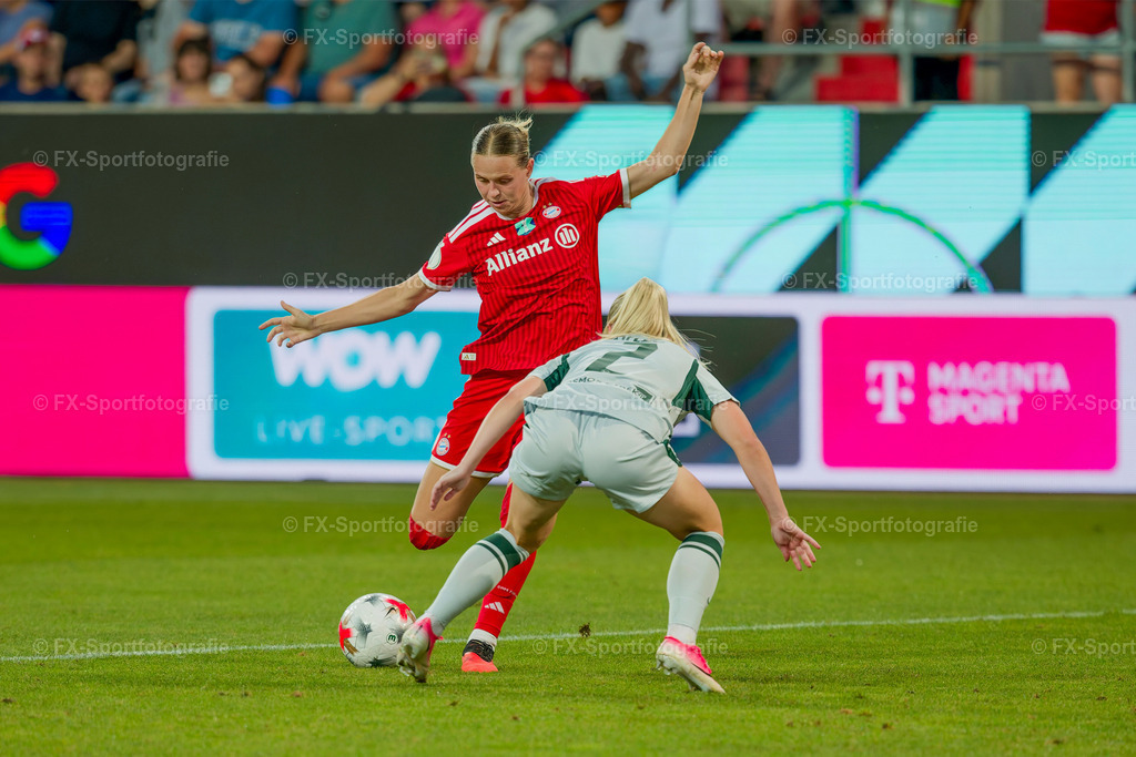 Supercup-Frauen-Bayern-Muenchen-vs-VfL-Wolfsburg 046 | Sportfotos und Eventgalerien von FX-Sportfotografie. Bilder von Fußball, Vereinsveranstaltungen und Events direkt ansehen und als Download bestellen. - Realisiert mit Pictrs.com
