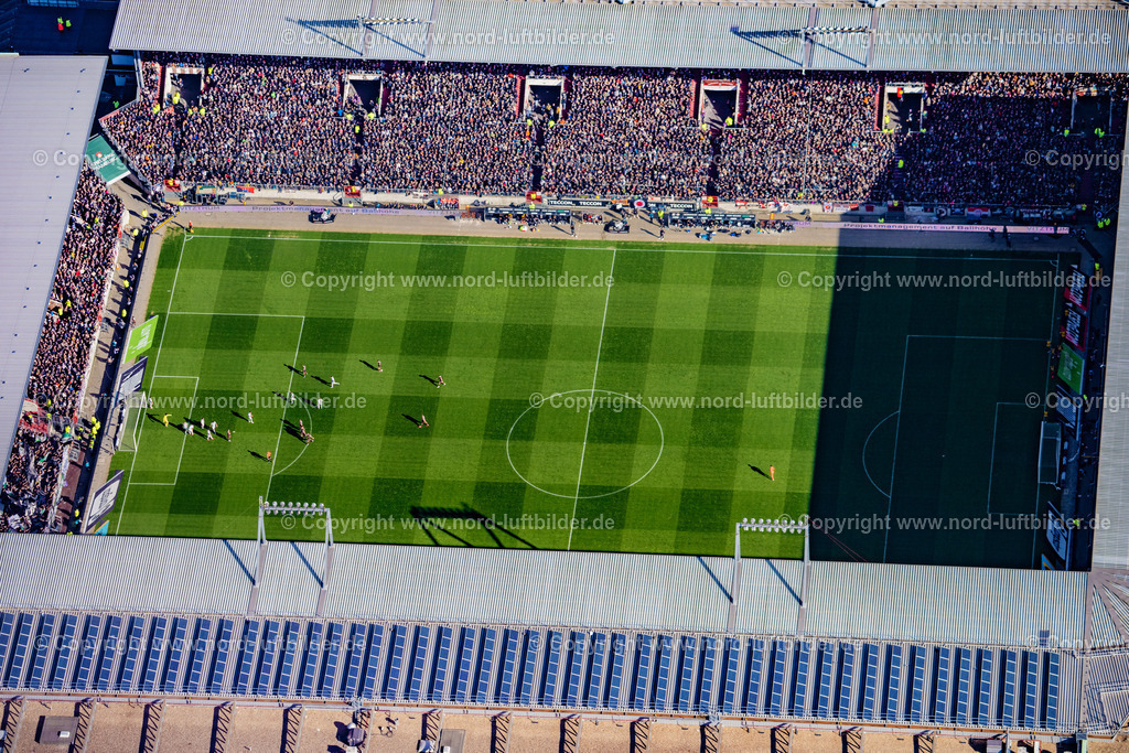 Hamburg_Millerntor_Stadion_St_Pauli_Gegen_Mönchengladbach_ELS_2917060525 | HAMBURG 06.04.2025 Sportstätten-Gelände der Arena des Stadion " Millerntor-Stadion " am Harald-Stender-Platz im Ortsteil Sankt Pauli in Hamburg, Deutschland. Weiterführende Informationen bei: Fußball-Club St. Pauli v. 1910 e.V.,  Professor Pfeifer und Partner Ingenieurbüro für Tragwerksplanung GmbH,  SHA Scheffler Helbich Architekten GmbH. // Sports facility grounds of the arena of the stadium "Millerntor- Stadion" in am Heiligengeistfeld in the St. Pauli district in Hamburg, Germany. Further information at: Fussball-Club St. Pauli v. 1910 e.V.,  Professor Pfeifer und Partner Ingenieurbuero fuer Tragwerksplanung GmbH,  SHA Scheffler Helbich Architekten GmbH. Foto: Martin Elsen