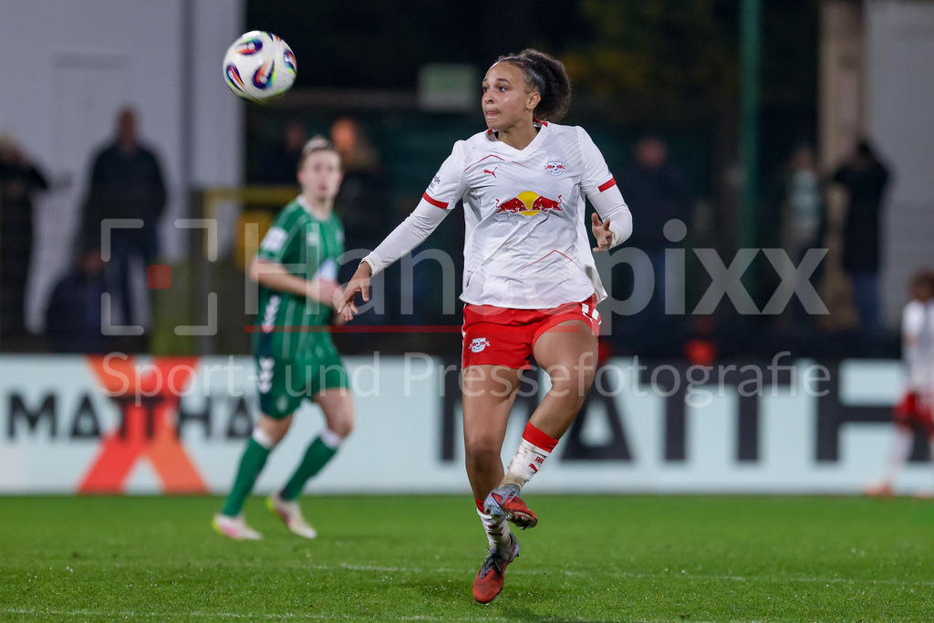 Fussball, Google Pixel Frauen-Bundesliga, SV Werder Bremen - RB Leipzig | Lisa Baum (RB Leipzig, 11) am Ball, Einzelbild, Ganzkörper, Aktion, Action, Spielszene, DIE DFB-RICHTLINIEN UNTERSAGEN JEGLICHE NUTZUNG VON FOTOS ALS SEQUENZBILDER UND/ODER VIDEOÄHNLICHE FOTOSTRECKEN. DFB REGULATIONS PROHIBIT ANY USE OF PHOTOGRAPHS AS IMAGE SEQUENCES AND/OR QUASI-VIDEO.