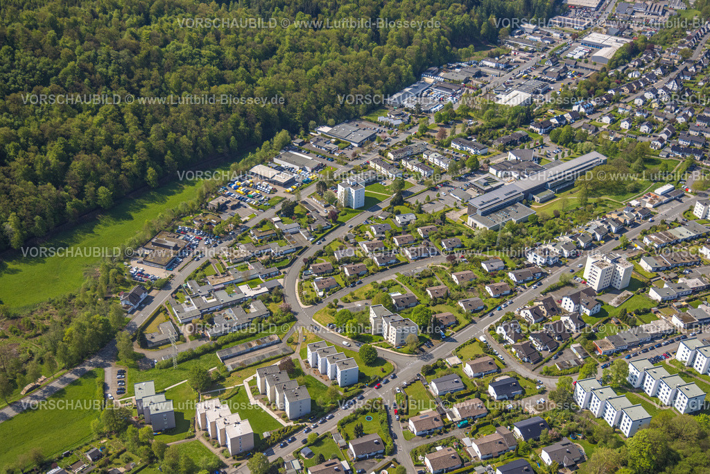 Meschede230500768 | Luftbild, Gewerbegebiet Im Schwarzen Bruch mit Fachhochschule Südwestfalen-Standort Meschede, Wohnsiedlung Gartenstadt Lanfertsweg mit Hochhäusern, Meschede-Stadt, Meschede, Sauerland, Nordrhein-Westfalen, Deutschland