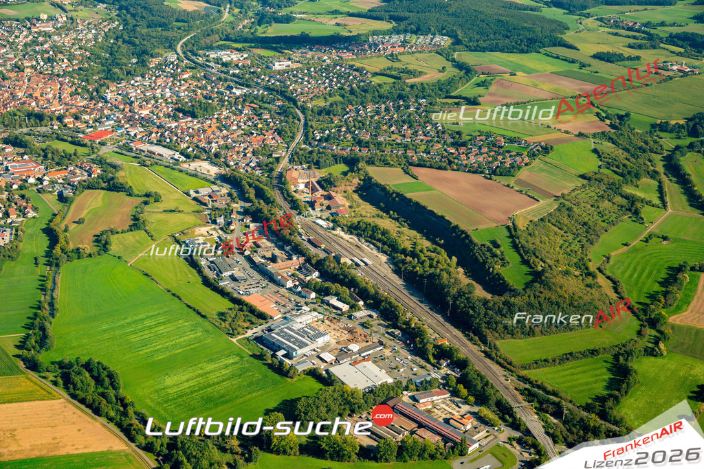 Das Luftbild zeigt : Riedfeld Neustadt an der Aisch - Die Luftaufnahme wurde 2023 vom UL-Flugzeug aus erstellt ( keine Drohne ) - Hochauflösende Luftaufnahme - Für grossformatige Ausdrucke geeignet. Die Geschenkidee !Mit Lizenz und Bildrechte bestellbar