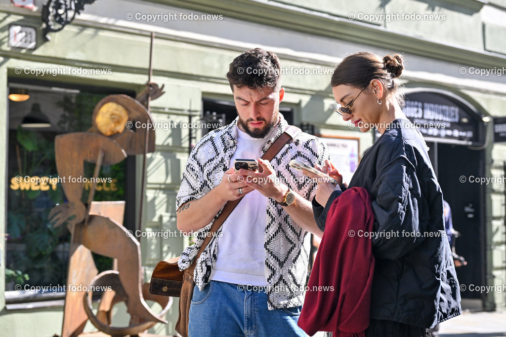 Slowakei_ Bratislavsky kraj_ Bratislava_ 08.10.2024-70 | 08.10.2024, Slowakei, SVK, Bratislavsky kraj, Bratislava, im Bild Bratislava, Stadtansichten, Gebauede, Sehenswurdigkeiten, Tourismus, Touristen, Cafe, Denkmal, Strasse, Donau, Bruecke, Schiff, Burg, Hrad, Ufo, Restaurant, Souvenier, Menschen, Bahnhof, Zug, Hauptstadt