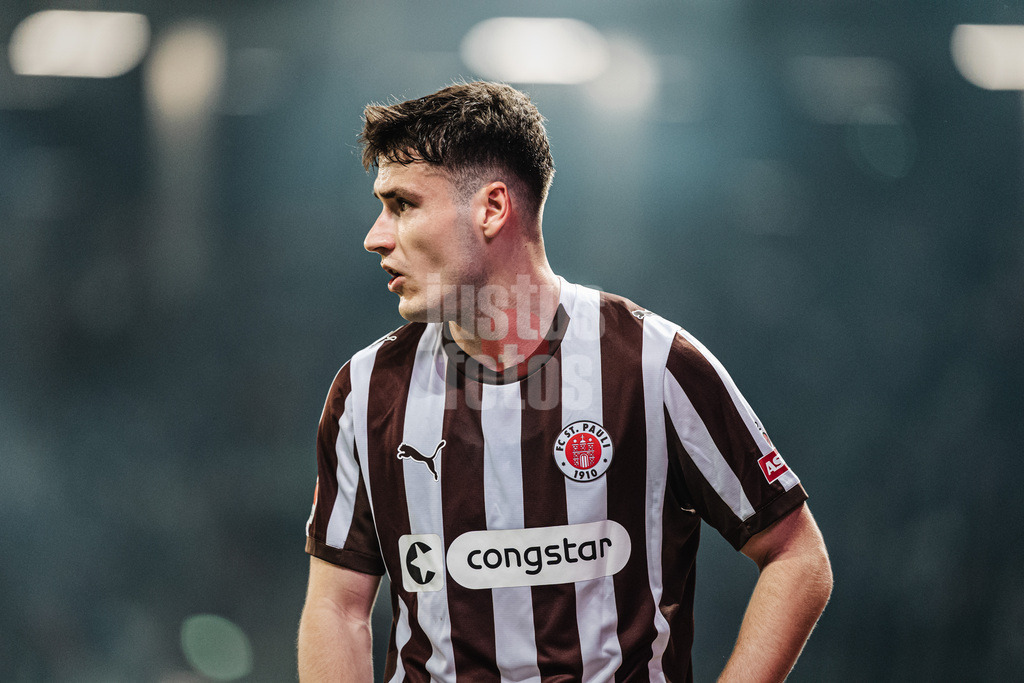 Fußball | Männer | Saison 2025/2026  | Fußball-Bundesliga | 30. Spieltag | FC St. Pauli vs. 1. FC Köln | 17.04.2026 | Arkadiusz Pyrka (#11, FC St. Pauli)