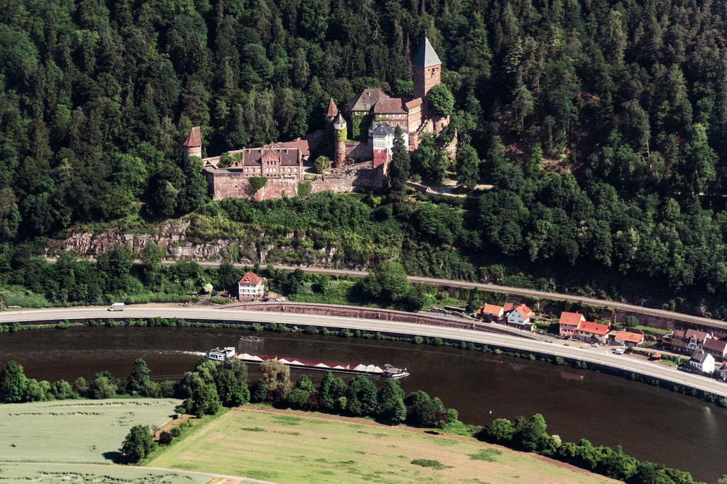 dr__0017943.jpg | ZWINGENBERG 01.06.2017 Burganlage des Schloß Burg Zwingenberg in Zwingenberg im Bundesland Baden-Württemberg, Deutschland. // Castle of Schloss Burg Zwingenberg in Zwingenberg in the state Baden-Wuerttemberg, Germany. Foto: Daniel Reiter