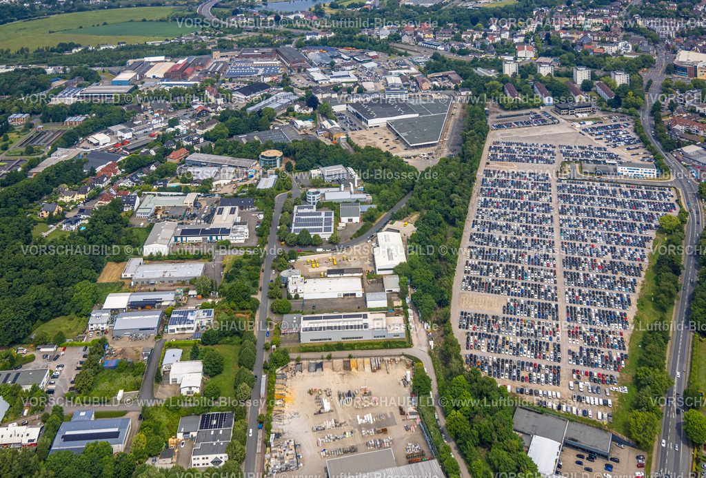 Hattingen250516954 | Luftbild, Gewerbegebiet Beuler Höhe und Gewerbegebiet Nierenhofer Straße, ehemaliges O&amp;K Gelände für geplantes Stadtquartier, aktuell Großparkplatz mit Hunderten von PKW, Polizeiwache Hattingen, Rosenthal, Hattingen, Ruhrgebiet, Nordrhein-Westfalen, Deutschland