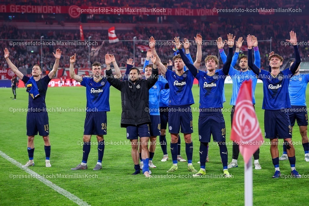 F9510042601141 | 10.04.2026, Fußball, Fortuna Düsseldorf - Holstein Kiel, 2. Fußball Bundesliga, Herren, Merkur Spiel-Arena, 29. Spieltag, Saison 2025 2026: Abschlussjubel nach dem 2:1 Sieg für Holstein Kiel Ivan Nekic&nbsp; (Holstein Kiel #13) Jonas Meffert&nbsp; (Holstein Kiel #28) Steven Skrzybski&nbsp; (Holstein Kiel #07) Phil Harres&nbsp; (Holstein Kiel #19) Shinta Appelkamp&nbsp;(Fortuna Düsseldorf #23) Frederik Roslyng&nbsp; (Holstein Kiel #02)  DFB regulations prohibit any use of photographs as image sequences and or quasi-video.