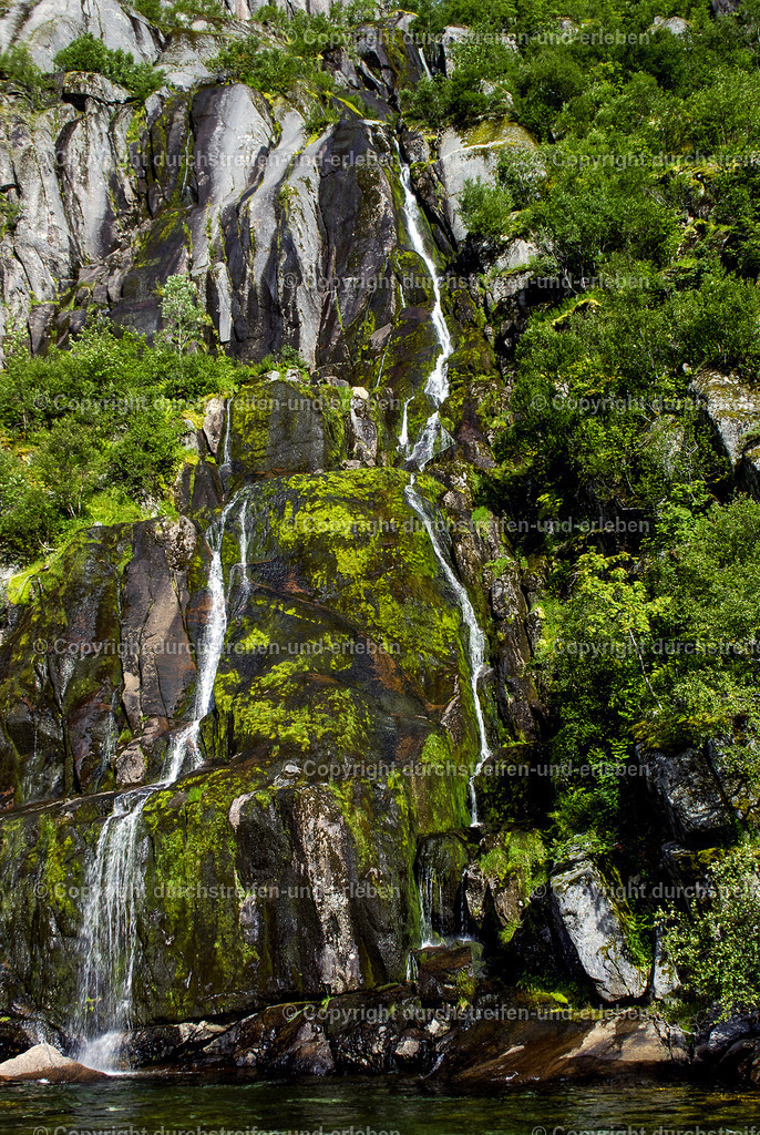 Besichtigung eines Wasserfalls im nahe Svolvaer liegenden Trollfjord  | Besichtigung eines Wasserfalls im nahe Svolvaer liegenden Trollfjord  - Realisiert mit Pictrs.com