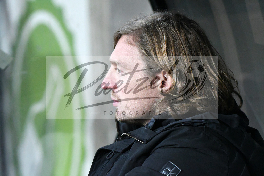 20200214_SCPFWK_0111 | Fussball, Herren: Vorstandsvorsitzender Daniel Sauer (FC Wuerzburger Kickers) schaut waehrend des Spiels der 3. Liga zwischen SC Preussen Muenster und FC Wuerzburger Kickers im Preussenstadion am 14.02.2020 in Muenster, Deutschland.DFB / DFL REGULATIONS PROHIBIT ANY USE OF PHOTOGRAPHS AS IMAGE SEQUENCES AND/OR QUASI-VIDEO. - Realisiert mit Pictrs.com
