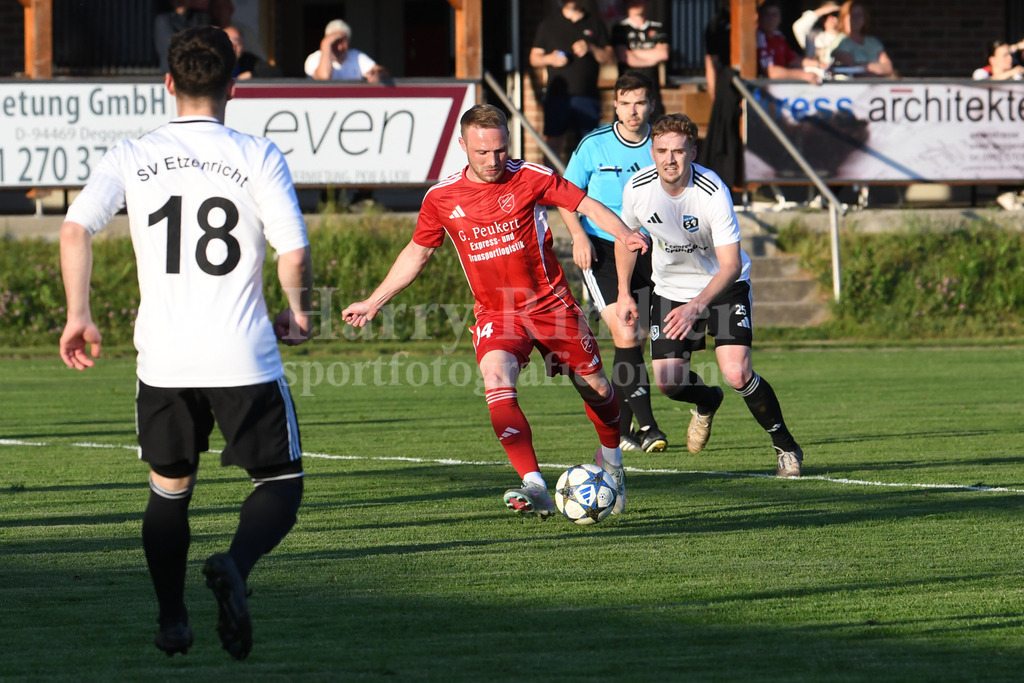 TSV Seeebach : SV Etzenricht | Alexander Wittenzellner (TSV Seebach #14) Torschuss zum 3:0 - Realisiert mit Pictrs.com
