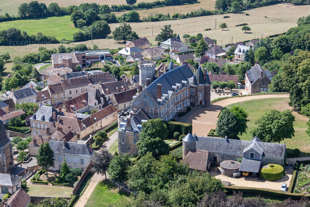 Aerial view: View of the town in Montmirail in the state Sarthe, France. – Photo: IMG_20011.jpg taken on 07/30/2009 by Werner Riehm/FLY-FOTO.com – Resolution of the original: 4581 x 3054 px
