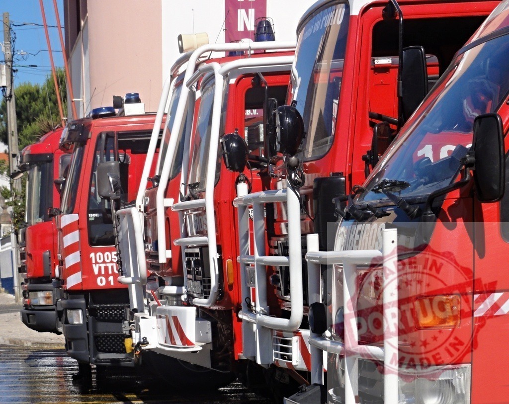Red fire trucks parked in emergency service lineup | Red fire trucks lined up for emergency service by the fire department - Realisiert mit Pictrs.com