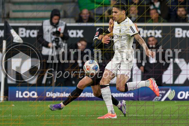 Borussia Mönchengladbach vs SC Freiburg - Bundesliga  | Mönchengladbach, Deutschland, 05.10.25:   Philipp Treu (SC Freiburg) und Kevin Diks (Borussia Mönchengladbach) im Kampf um den Ball waehrend des Spiels der Bundesliga zwischen Borussia Mönchengladbach vs SC Freiburg im Stadion im Borussia Park(Foto von Brauer-Fotoagentur / Adrian Schlueter)