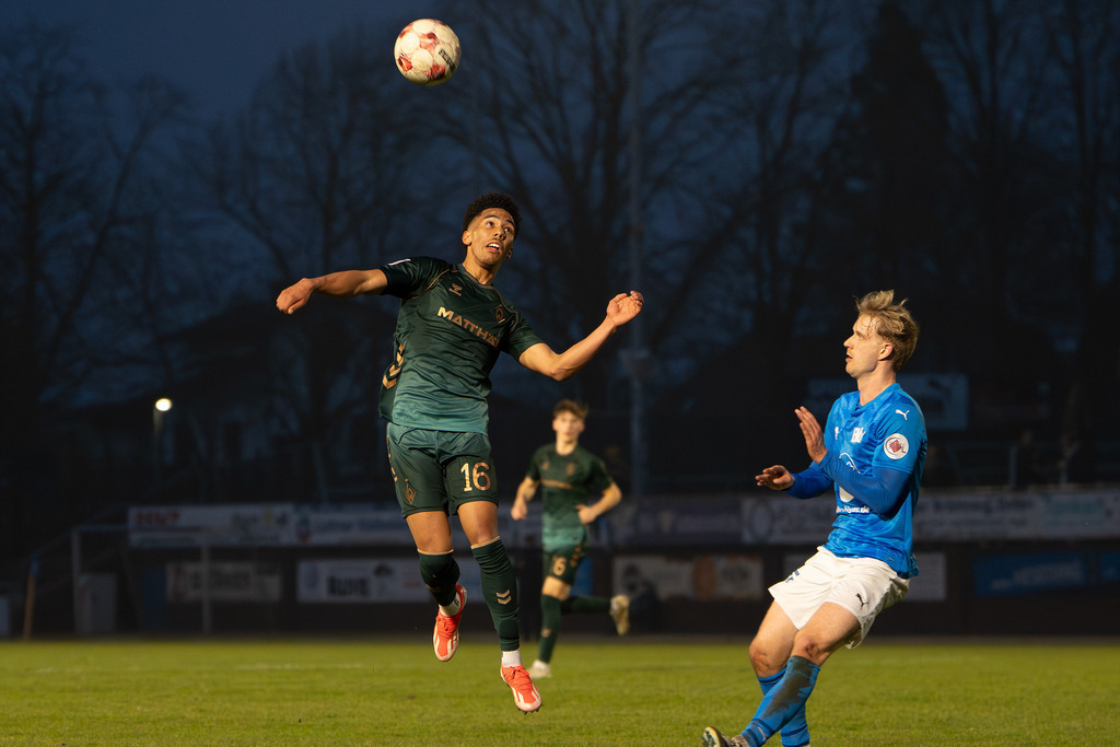 Fußball I Herren I Saison 2025-2026 I Regionalliga Nord I 25. Spieltag I TuS Blau-Weiß Lohne - Werder Bremen II I 5763 | Paul Bright Max Erevbenagie (16, SV Werder Bremen II) gegen Jan-Pelle Hoppe (10, TuS BW Lohne) - Realisiert mit Pictrs.com