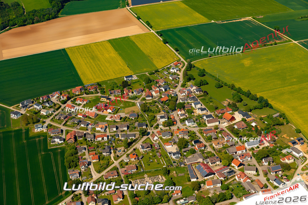 Das Luftbild zeigt : Steinsdorf Altmannstein - Die Luftaufnahme wurde 2024 vom UL-Flugzeug aus erstellt ( keine Drohne ) - Hochauflösende Luftaufnahme - Für grossformatige Ausdrucke geeignet. Die Geschenkidee !Mit Lizenz und Bildrechte bestellbar
