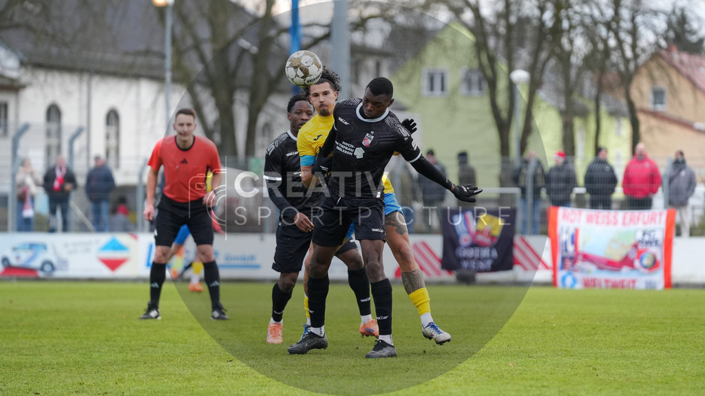 Fußball, Herren, Saison 2025/2026, Regionalliga Nordost, 18. Spieltag, FSV 63 Luckenwalde vs. FC Rot-Weiß Erfurt, Samstag 06.12.2025, Werner-Seelenbinder-Stadion Luckenwalde, | Fußball, Herren, Saison 2025/2026, Regionalliga Nordost, 18. Spieltag, FSV 63 Luckenwalde vs. FC Rot-Weiß Erfurt, Samstag 06.12.2025, Werner-Seelenbinder-Stadion Luckenwalde, Im Bild: Andreas Pollasch (l. Luckenwalde) und Obed Chidindu Ugondu (r. Erfurt) - Realisiert mit Pictrs.com