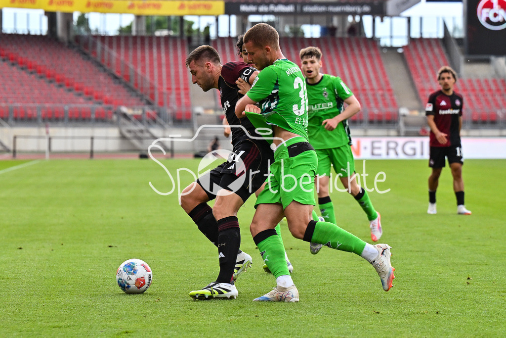 1. FC Nürnberg - Borussia Mönchengladbach | im Duell Robin KNOCHE (1. FC Nuernberg 31) und Nico ELVEDI (Borussia Moenchengladbach 30) / Zweikampf / Testspiel: 1. FC Nuernberg - Borussia Mönchengladbach, Max-Morlock Stadion am 26.07.2025 / DFL REGULATIONS PROHIBIT ANY USE OF PHOTOGRAPHS AS IMAGE SEQUENCES AND/OR QUASI-VIDEO