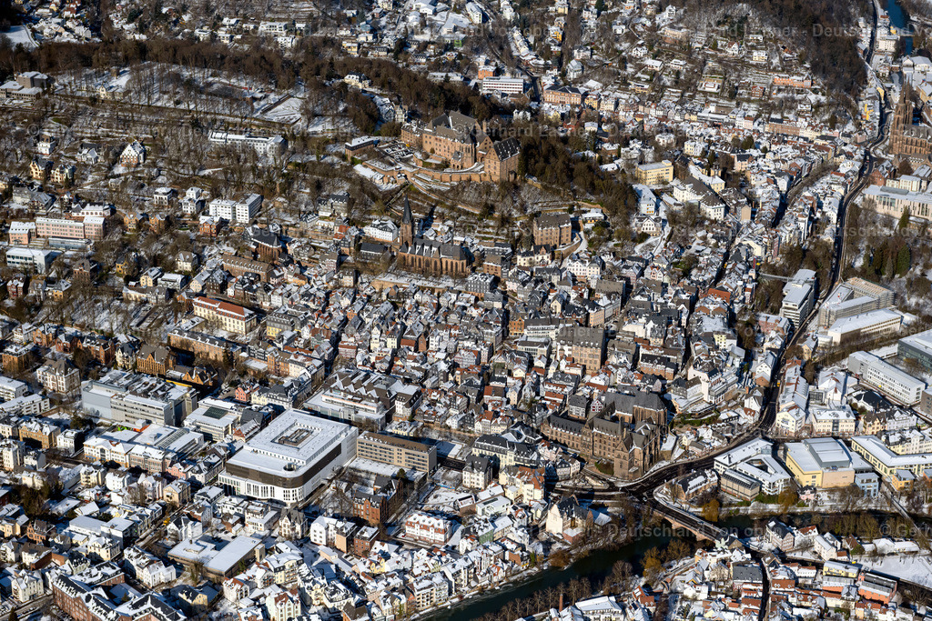 4043519 | MARBURG 13.02.2021 Winterlich schneebedeckte Stadtansicht vom Innenstadtbereich in Marburg im Bundesland Hessen, Deutschland. // Wintry snowy city view of the city area of in Marburg in the state Hesse, Germany. Foto: Gerhard Launer