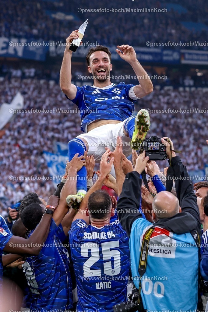 S0417052602035 | 17.05.2026, Fußball, FC Schalke 04 - Eintracht Braunschweig, 34. Spieltag, 2. Fußball Bundesliga, Veltins-Arena Gelsenkirchen, Saison 2025 2026: Schalke 04 ist Meister der 2. Bundesliga. Die Mannschaft gewinnt die Meisterschaft und steht jubelnd auf dem Spielfeld. Freude und Emotionen nach dem Sieg. Die Mannschaft lässt Kenan Karaman&nbsp;&nbsp;(Schalke04 #19) mit der Trophy Player of the Season hochleben. Karaman wird in die Luft geworfen mit okal Auszeichnung Spieler der Saison in der Hand  DFB regulations prohibit any use of photographs as image sequences and or quasi-video.