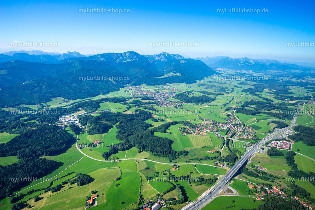 luftbild-bergen-chiemgau-bruno-kapeller-5 | Luftbild über den Chiemgau mit der Autobahn A8, dem Werk der Adelholzener Alpenquellen (Adelholzener Mineralquellen) in Bad Adelholzen, Bergen und den Chiemgauer Alpen mit Hochfelln und Hochgern bis zum Horizont. Aufgenommen im Juli 2016. - Realisiert mit Pictrs.com