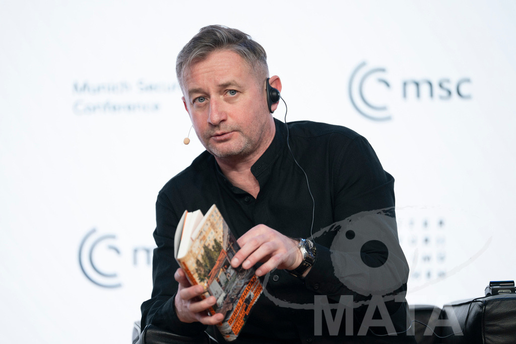 _DWA2894 | Die MSC Security and Literature Series der Münchner Sicherheitskonferenz wird von der ZEIT mitveranstaltet und vom Literaturhaus München unterstützt. Am Donnerstag, 12. Februar (19-20 Uhr), spricht Autor Serhiy Zhadan aus Charkiw mit Chrystia Freeland, Sonderbeauftragte für den Wiederaufbau der Ukraine und ehemalige stellvertretende Premierministerin Kanadas, über die Zukunft der Ukraine - Realisiert mit Pictrs.com