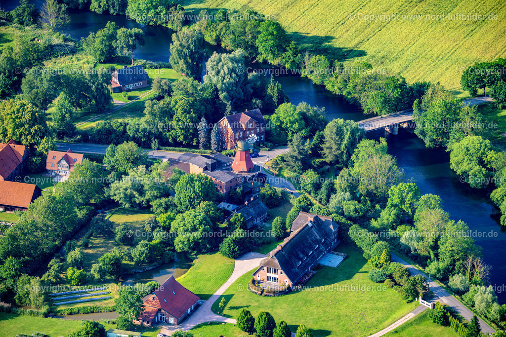 Hamburg_Reitbrooker_Mühle_ELS_6132160625 | HAMBURG 16.06.2025 Historische Windmühle " Reitbrooker Mühle " an der Straße Neuengammer Hausdeich, Vorderdeich in Hamburg, Deutschland. // Historic windmill " Reitbrooker Muehle " on the street Neuengammer Hausdeich, Vorderdeich in Hamburg, Germany. Foto: Martin Elsen