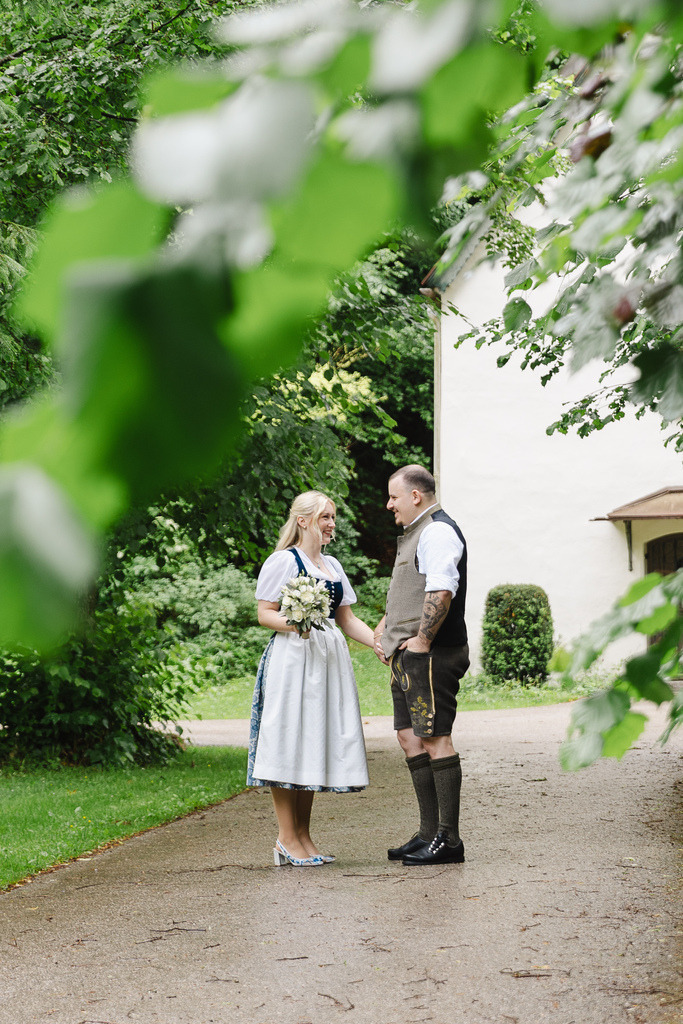 Standesamtliche Trauung in Lenggries | Euer Fotografinnen-Team im Isarwinkel. Wir begleiten euch bei Hochzeiten, Familienshootings, Newborn & Events in Lenggries, Bad Tölz und Umgebung. Jetzt anfragen! - Realisiert mit Pictrs.com
