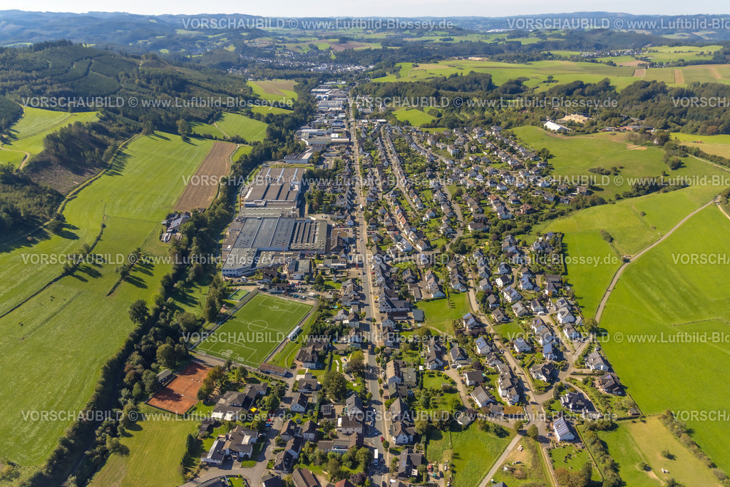 Lennestadt230909731Elspe | Luftbild, Ortsansicht Elspe mit Gewerbegebiet und Sportanlage an der Bundesstraße B55, Elspe, Lennestadt, Sauerland, Nordrhein-Westfalen, Deutschland
