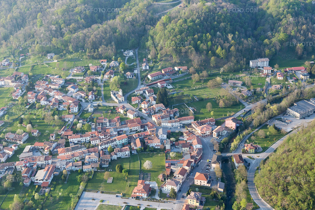 Aerial view: View of the town in Travesio in the state Pordenone, Italy. – Photo: IMG_098919.jpg taken on 04/08/2017 by Werner Riehm/FLY-FOTO.com – Resolution of the original: 5208 x 3472 px