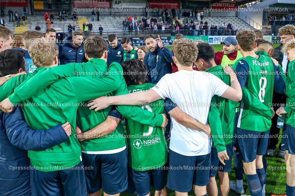 xKWIx24042601058 | 2026.04.24, xkwix, Fußball, Regionalliga West, FC Gütersloh -  Sportfreunde Lotte, Heidewaldstadion, 31.Spieltag, Saison 2025 / 2026: Julian Hesse (Trainer FC Gütersloh) emotionsgeladen und gluecklich im Mannschaftskreis nach Abpfiff DFB regulations prohibit any use of photographs as image sequences and or quasi-video. Photo: xKamilxWilkowskixPressefotoKochx