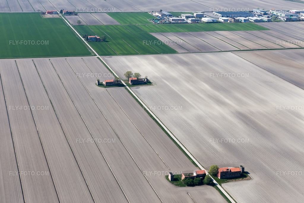 Aerial view: View of the town in Zecchetto in the state Veneto, Italy. – Photo: IMG_098173.jpg taken on 04/03/2017 by Werner Riehm/FLY-FOTO.com – Resolution of the original: 5472 x 3648 px