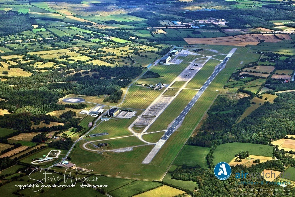 Luftbild Fliegerhorst Hohn - Seit 1967 war das Lufttransportgeschwader 63 (LTG 63) auf dem Flugplatz Hohn stationiert | Seit 1967 war das Lufttransportgeschwader 63 (LTG 63) auf dem Flugplatz Hohn stationiert, das zunächst mit Nord Noratlas und ab 1968 mit der Transall C-160 ausgerüstet war. Das LTG 63 war bis zu seiner Auflösung im Jahr 2021 der Hauptnutzer des Standorts.