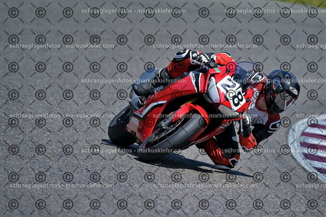 26BT02-1765 | markuskiefer.com - Realisiert mit Pictrs.com