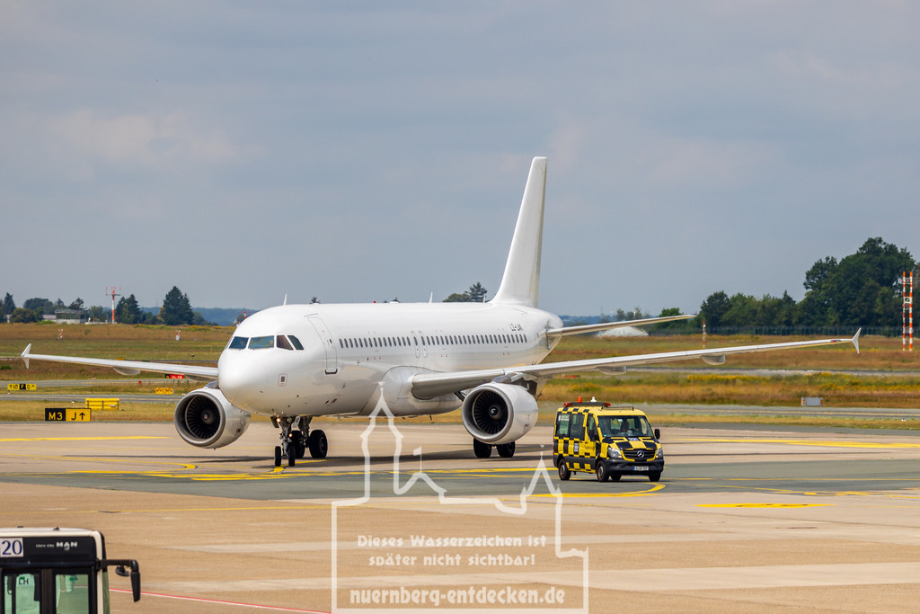 Flughafen Nürnberg | Ein Airbus A320 mit der Kennung LZ-LAK der SmartLynx, aus Heraklion kommend, folgt auf dem Albrecht Dürer Airport Nürnberg dem Follow-Me-Fahrzeug zu seiner Parkposition. - Realisiert mit Pictrs.com