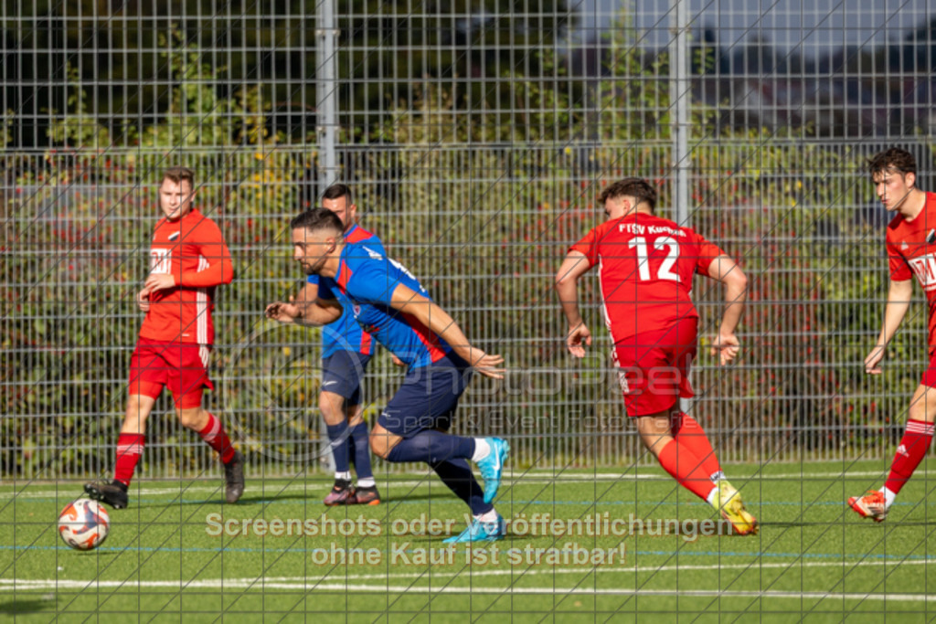 20251012_154936_0254 | #,SC Uhingen (blau) vs. FTSV Kuchen (rot), Fussball, Kreisliga A3 - Bezirk Neckar/Fils, 08. Spieltag, Saison 2025/2026, Kunstrasenplatz, Haldenberg Stadion, Panoramastraße,73066 Uhingen, 12.10.2025 - 15:00 Uhr,Foto: PhotoPeet-Sportfotografie/Peter Harich
