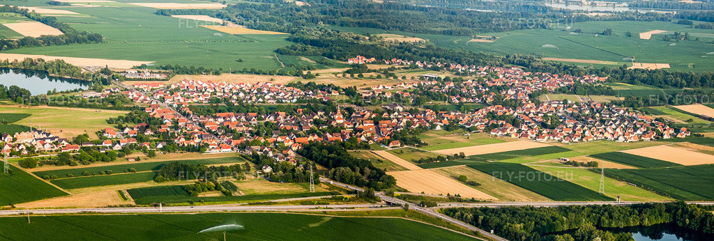 Vue aérienne: Panorama - Perspective des champs agricoles et des zones utilisables à Rountzenheim dans le département Bas Rhin, France. Photo: IMG_30568-Bearbeitet.jpg prise le 09/07/2010 par Werner Riehm/FLY-FOTO.eu – Résolution de l'original: 8932 x 3017 px