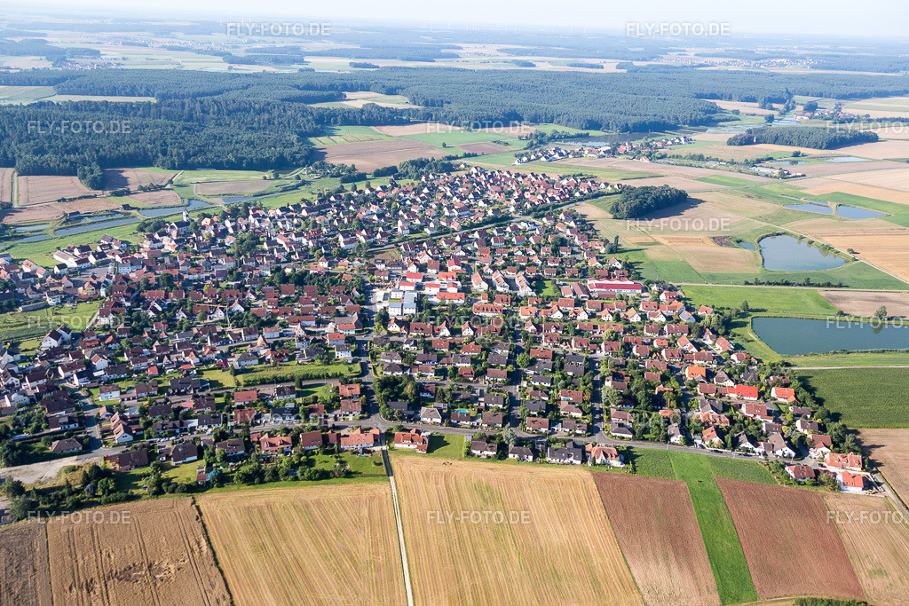 Dorf - Ansicht am Rande von landwirtschaftlichen Feldern und Karpfenteichen | Luftbild: Dorf - Ansicht am Rande von landwirtschaftlichen Feldern und Karpfenteichen im Ortsteil Oberlindach in Weisendorf im Bundesland Bayern in Deutschland. Foto: IMG_092685.jpg vom 07.08.2016 durch Werner Riehm/FLY-FOTO.de - Realisiert mit Pictrs.com