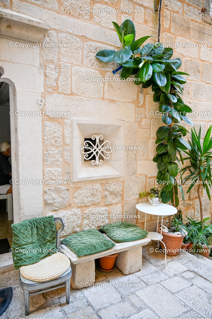 Kroatien_ Korcula_ Insel in Sueddalmatien_ Korcula Stadt_ 13.09.2024-189 | 13.09.2024, Kroatien, HRV, Korcula, Insel in Sueddalmatien, Korcula Stadt im Bild Hafen, Hafenansichten, Boot, Boote, Schiff, Schiffe, Gebauede, Adria, Meer, Stadtansichten, Altstadt, Marco Polo, Museum, Touristen, Souvenier, Restaurant, KonobaKorcula - Schwarzes Korfu - benannt nach den dunklen Kiefernwaeldern, ist eine zu Kroatien gehoerende Insel in der Adria vor der Kueste Sueddalmatiens. Zugleich ist sie Teil des Dinarischen Gebirges. Quelle: Wikipedia