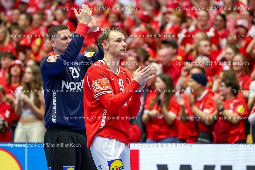 EHF24012602147 | 24.01.2026, Handball, Men's EHF EURO 2026, Dänemark -Spanien, Jyske Bank Boxen in Herning, Dänemark, Main Round: Abschlussjubel nach dem Sieg Dänemarks gegen Spanien.  Mathias Gidsel (Denmark #19)
