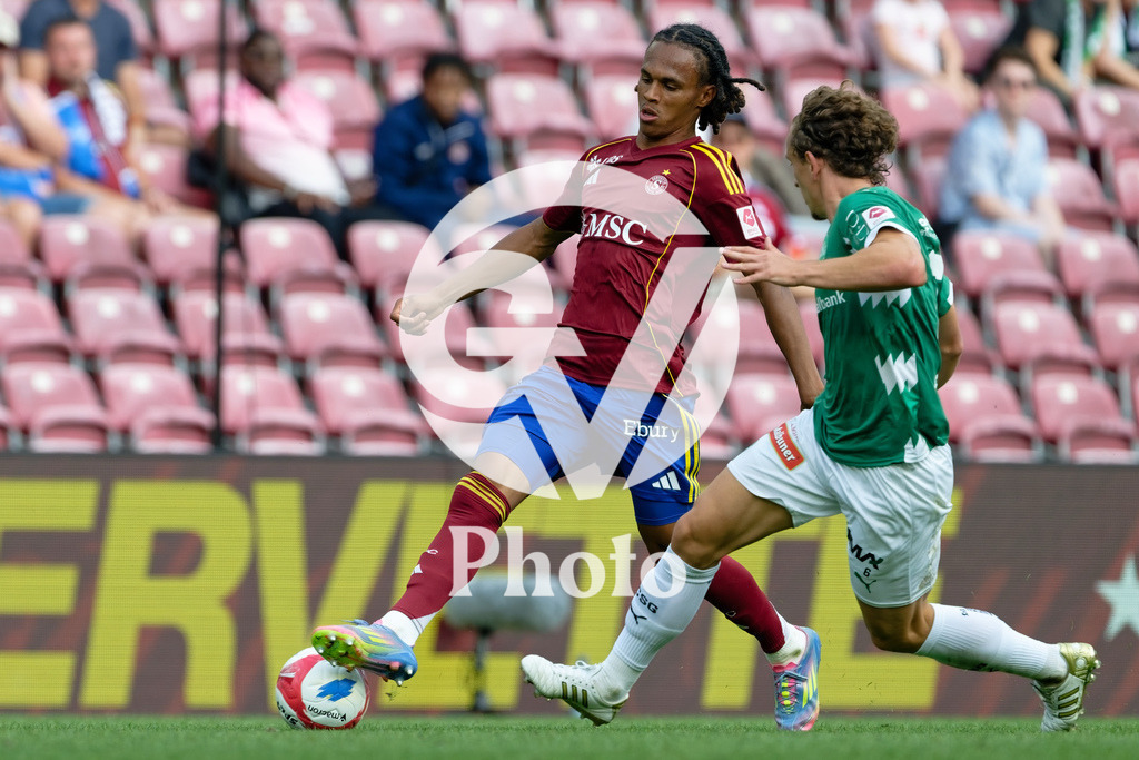Brack Super League - Servette FC v FC Saint-Gall | Loun Srdanovic (2 Servette FC) controls the ball (action)  during the Brack Super League match between Servette FC and FC Saint-Gall at Stade de Geneve in Geneva, Switzerland